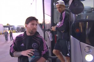 马黛茶才是主角！梅西和苏亚雷斯到达赛场，苏亚雷斯又拿着马黛茶