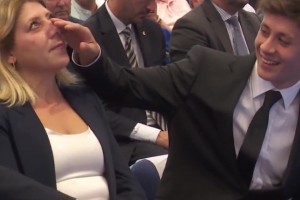 居勒尔与他的母亲一起出席皇马的展示会，母亲欣慰落泪