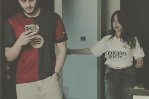 懂事的女友默默的换上了巴萨球衣