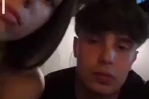 去年亚马尔女友坐男子大腿上直播