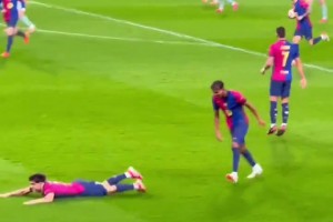 亚马尔庆祝把奶龙推倒