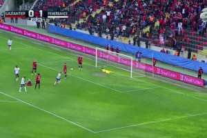 这球吊炸天！费内巴切前锋上演劲爆侧钩破门