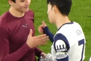 韩国球迷：亚洲GOAT和亚洲未来！赛后孙兴慜对胡桑诺夫竖起大拇指