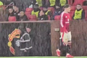 加纳乔示意去更衣室换件球衣，然后再也没出来