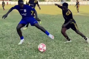 黑哥踢球这对抗是真激烈啊