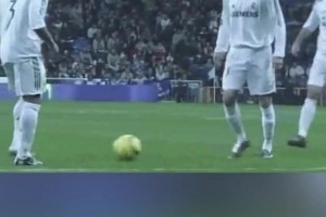 当卡洛斯小贝站在任意球前时！求对手门将的心理阴影面积！