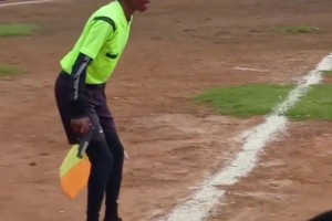 裁判：我的眼睛就是尺！有谁不服？