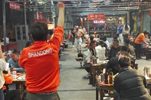 太有牌面了！大连球迷王大爷聚餐时与山东、大连球迷亲密互动