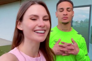 羡慕圆神！美女球迷找安东尼合影！