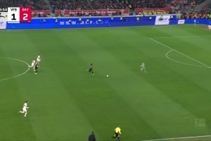 科曼抢断成功晃过出击的门将打空门得手！拜仁3-1锁定胜局！