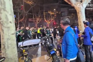 申花国安赛后爆发冲突，申花球迷倒地捂脸