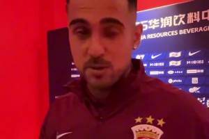 i人和e人的真实对比！海港外援茹萨与莱昂纳多赛后谢场反应大不同