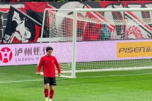 有机会出场吗？16岁的希望之星艾比布拉在球迷助威声中热身