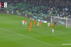 反应真快啊！卡尔多索甩头攻门变线，库尔图瓦神级反应极限扑出