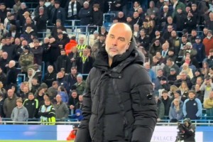 普利茅斯进球后，瓜迪奥拉直勾勾地盯着国人女粉丝看