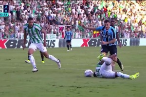 这防守动作真骚啊！尤文图德后卫倒地打滚完成解围