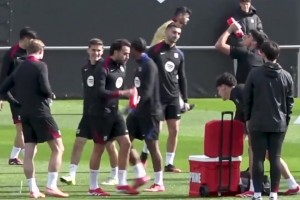 今天斋月开始，队友们都在喝水，亚马尔在一边独自玩球