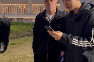 归化热门塞尔吉尼奥出现在京沪大战现场与球迷亲切合影❤