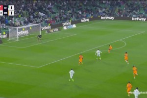 皇马遭反超！吕迪格送点，伊斯科主罚完成传射&滑跪庆祝