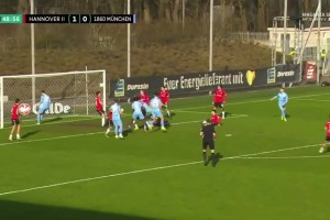 卧槽！慕尼黑1860球员在门线上完美挡出队友的必进球