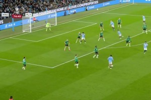 普利茅斯门将神了！哈兰德打门被扑，B席跟进补射再被扑！