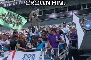 扎哈都登基称王了球迷在现场给扎哈摆了个王座