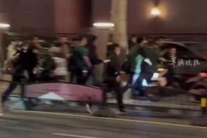 冲突！申花国安赛后球迷发生肢体冲突，有人捂脸倒地