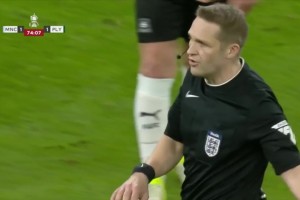 普利茅斯球员禁区内手球！主裁判示意没有点球！