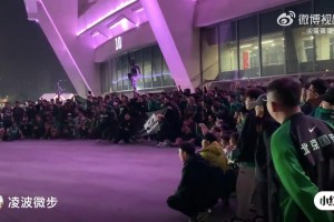 怒斥！极端国安球迷大合唱：如果感到幸福你就C申花！