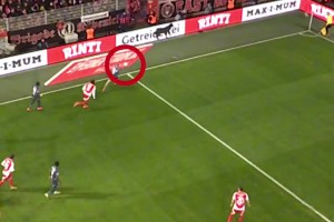 牛啊！一个大脚能把球干到球场外