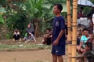 太无聊了抽个烟！巴萨对阵皇家社会时的什琴斯尼