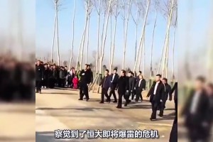 18年许家印归乡时豪车列阵众人簇拥，衣锦还乡显豪迈气派