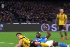 巴斯托尼的两次封堵帮助蓝黑军团从马拉多纳球场带走分数