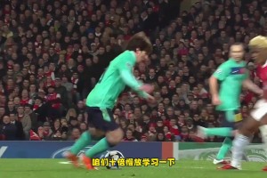 梅西怎么用0.3秒躲过这个短腿飞铲的？