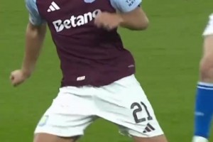 这什么神仙停球？阿森西奥这球感简直无敌 