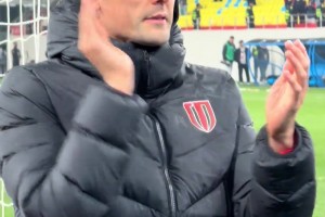 难掩自责的情绪！球队失利，吃到红牌的周队眼眶红了