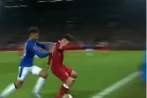 球迷：这能忍？必须给我推回去！