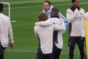 哈哈40岁莫德里奇似乎已经成为姆总的小弟 