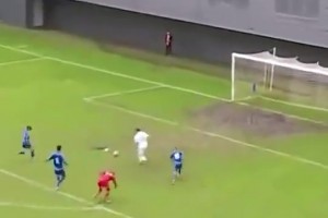 这算不算最悲催的一脚射门？