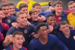 什琴斯尼更衣室抽烟！网友：教亚马尔抽烟的罪魁祸首找到了！