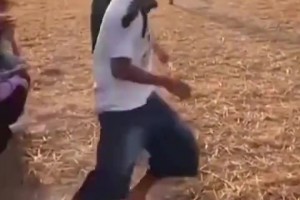 球迷模仿C罗踩单车结果球丢了！C罗：这锅，我不背！