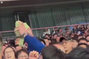 京沪大战一幕：申花看台球迷扔绿色毛绒龟自娱自乐