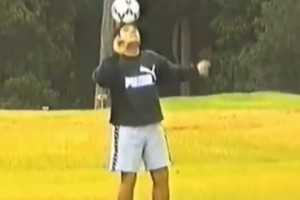 无敌了！马拉多纳头顶控球秀舞姿