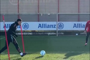 太倒霉了！诺伊尔里程碑之夜拉伤，赛后采访： 今天本想多踢会！