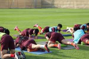 有说有笑~国足正在沙特进行热身，一个个大腿真粗壮啊