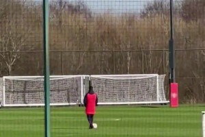 带曼联太累了？曼联训练场，阿莫林独自在另一块场地踱步...