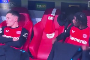 不满意！维尔茨&弗林蓬在替补席上沮丧+愤怒