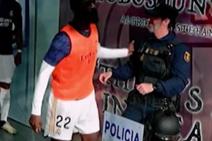 吕迪格是真的敢啊！警察：有摄像头在，就忍了吧！