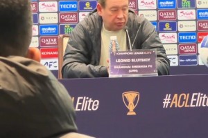 申花主帅斯卢茨基谈谢鹏飞：目前他的状态还无法出场