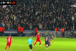 甲亢哥在欧冠演播室翻跟斗，把亨利和卡拉格都看傻了